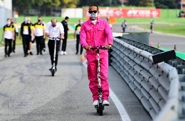 Хэмилтон взорвал соцсети розовым нарядом на Гран-при в Имоле. Хейтеры твердят: «Сенна такое никогда бы не надел»