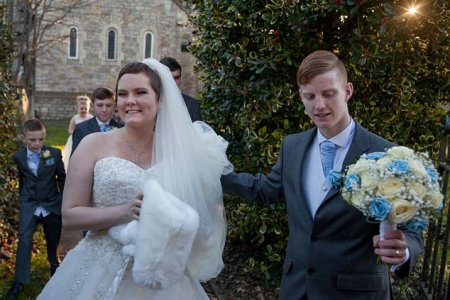 Умирающая от рака 17-летняя британка вышла замуж за лучшего друга