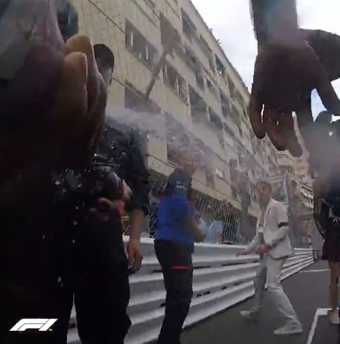 Хэмилтон отомстил всем обидчикам после финиша в Монако. С помощью бутылки шампанского