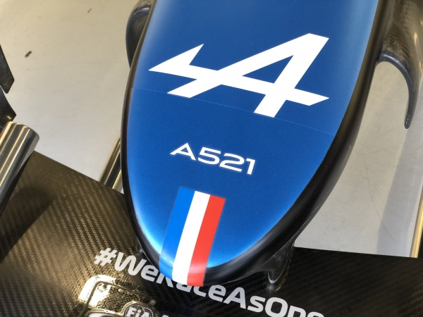 Команда Алонсо и Квята в «Ф-1» вернула в Гран-при культовый гоночный цвет Франции. Лазурный болид обречен на узнаваемость