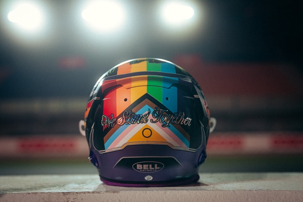 Хэмилтон защищает ЛГБТ в Катаре: заявился на Гран-при в радужном шлеме, хотя раньше не критиковал Ближний Восток