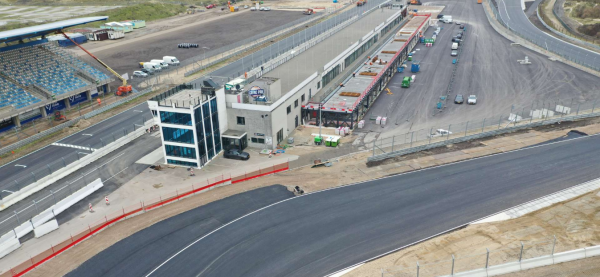 В «Формуле-1» построили две новые трассы. Крутой бэнкинг, огроменная прямая в 1,5 км и грандиозное здание боксов