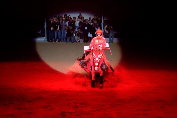 Дочь Шумахера устроила конное шоу в честь Михаэля. Надела шлем и комбинезон «Феррари», а на лошадь – гоночную ливрею Скудерии