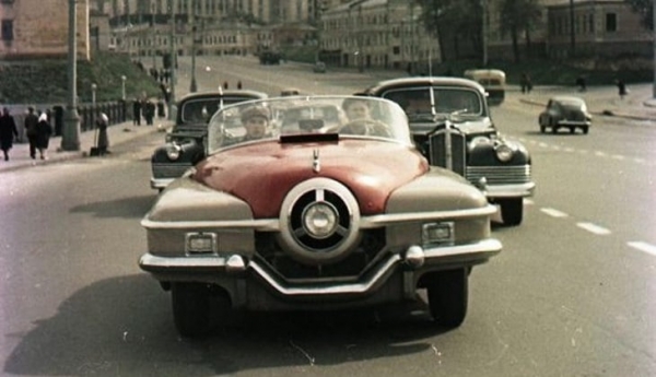 Первый советский спорткар: выпущен в 50-х, выжимал 230 км/ч. У него шикарный дизайн, но его содрали у американцев
