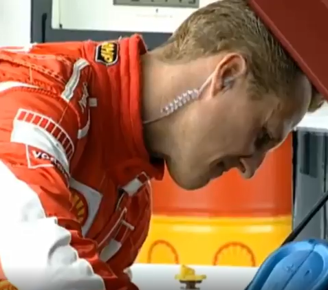 Однажды Шумахер сам участвовал в пит-стопе «Феррари» в роли механика. Даже доливал масло в мотор