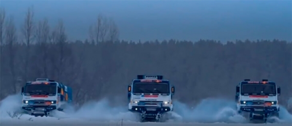 Тройка раллийных «КАМАЗов» начертила колесами Putin Team на снегу. Для методички «Единой России»