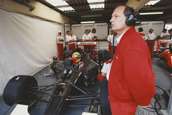 В начале 90-х команда McLaren нажаловалась Берни Экклстоуну на «некрасивые» кубки за победу в Формуле 1