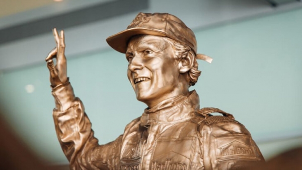 Лауде поставили памятник на базе «Макларена». Он помог с титулами в «Ф-1» 80-х – продавил ранние тесты новых моторов прямо на гонках