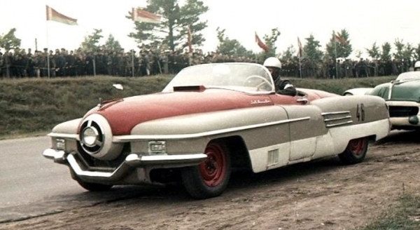 Первый советский спорткар: выпущен в 50-х, выжимал 230 км/ч. У него шикарный дизайн, но его содрали у американцев