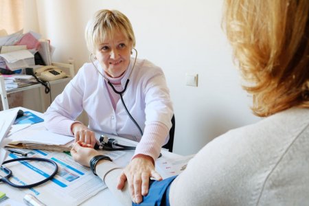 Российским врачам будут доплачивать за выявление рака