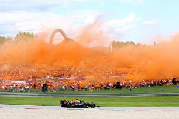 Старт Гран-при Австрии скрылся за дымом от файеров. Разве они разрешены? По ТВ машины почти не видны, а как пилотам?
