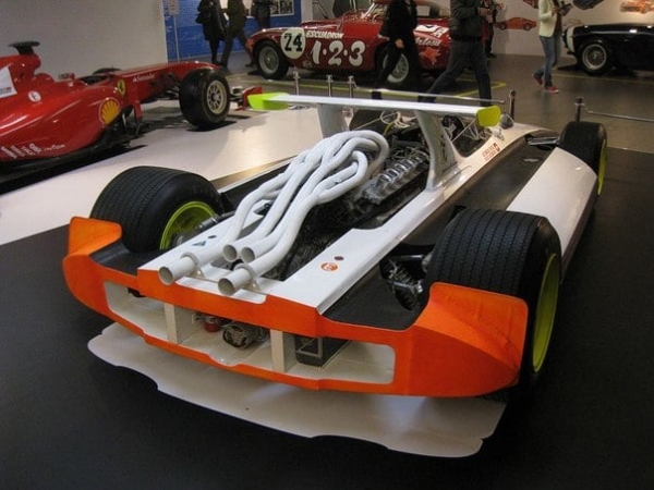В «Ф-1» был болид, который строили с одновременной поддержкой «Мерседеса», и «Феррари». Он изменил облик гонок
