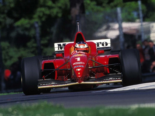 Первая «Феррари» Шумахера была неуправляемой из-за отсталой аэродинамики. Но Михаэль умудрился выиграть три Гран-при
