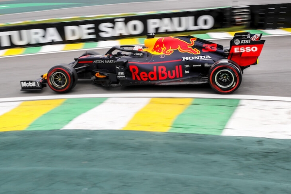 Сумасшедший финиш Гран-при Бразилии: Ферстаппен победил, гонщики «Феррари» столкнулись, Хэмилтон развернул Албона
