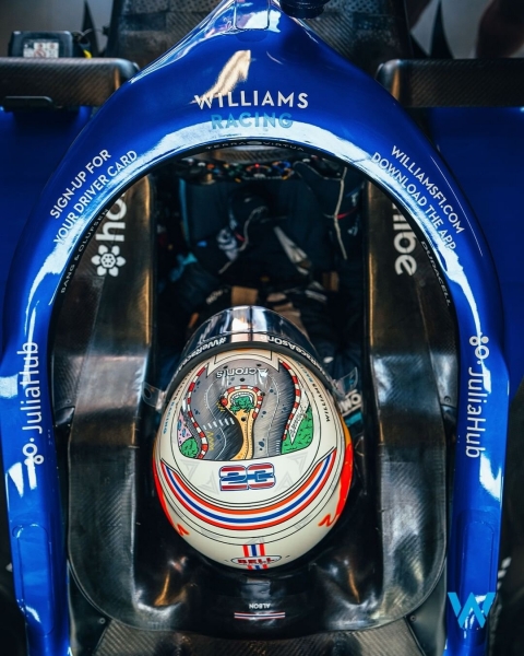 Гонщик «Ф-1» рассекает по городу на мопеде в шлеме для Гран-при. Почему бы и нет?