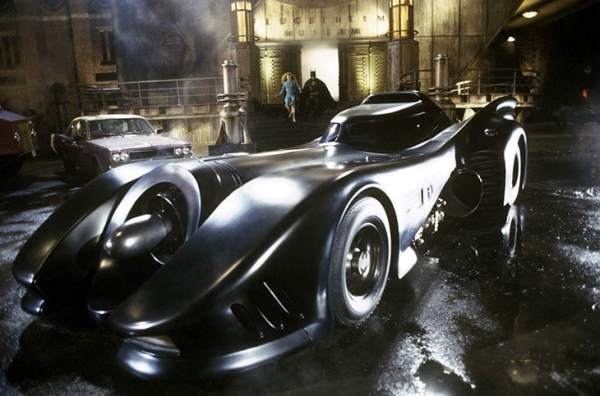 В кино часто показывали выдуманные суперкары: бэтмобиль, Молния Маккуин и перевертыш из «Форсажа»