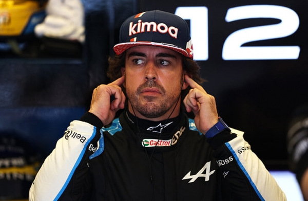 Алонсо атакует дыры в правилах «Формулы-1» – и его команда теперь тоже подкалывает судей во время гонок