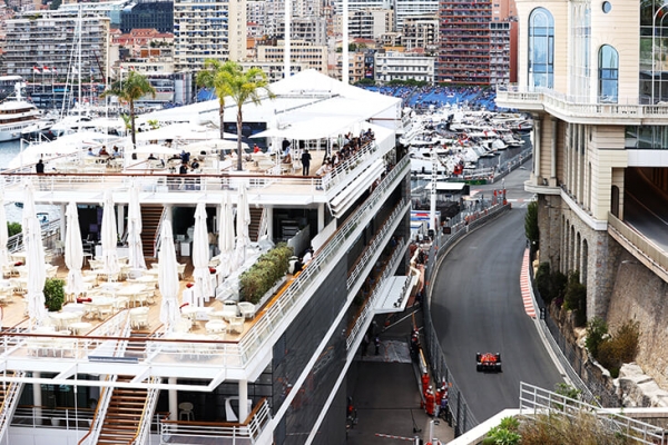 «Феррари» царит в Монако – у Леклера поул. Но на других Гран-при повтора не будет: дело в отваге гонщиков и особом свойстве машины