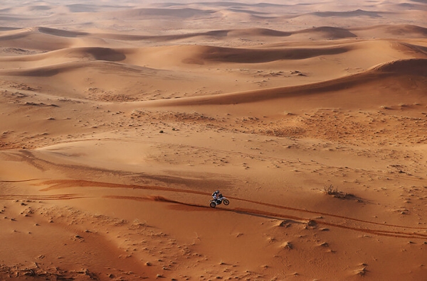 Новый «Дакар» оглушающе красив: десяток видов песков, гонщики-кроты, лунные скалы и цвета как на Марсе