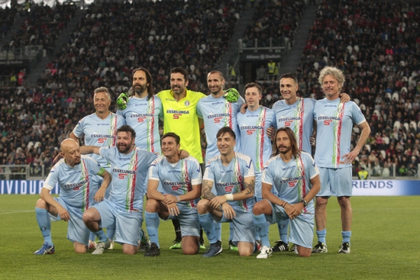 Роналду, Тотти, Пирло, Буффон и Недвед сыграли в футбол со звездами «Феррари» на стадионе «Ювентуса»