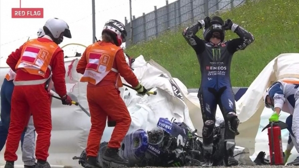 Гонщик MotoGP спрыгнул с байка на скорости 230 км/ч. Через секунду мотоцикл разложился о стену и загорелся