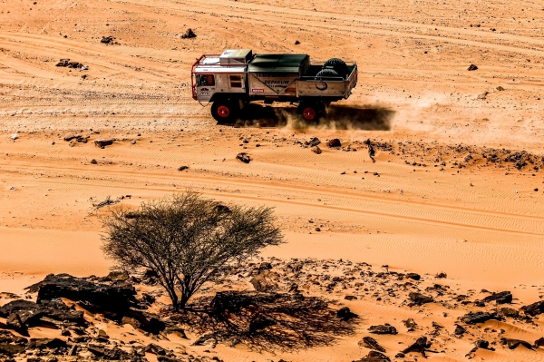 «Нива», Porsche и все-все-все: яркие кадры (и видео тоже) Dakar Classic-2022