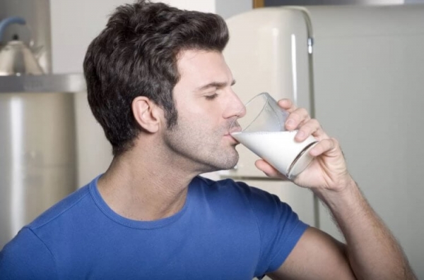 Какое молоко полезнее для здоровья: горячее или холодное - Hi-News.ru