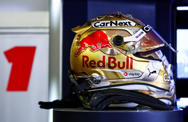 👑 Чемпионский каприз Ферстаппена – шлем, покрытый чистым золотом. У Михаэля Шумахера и Феттеля были такие же