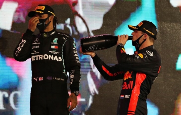 Суперфинал в «Формуле-1»: у Хэмилтона и Ферстаппена равенство по очкам перед решающей гонкой