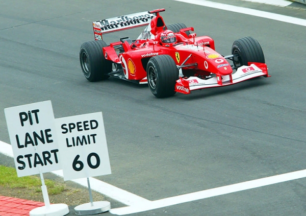 Оказывается, на трассах «Формулы-1» стоят такие же знаки, как и на обычных дорогах. И гонщики им подчиняются!